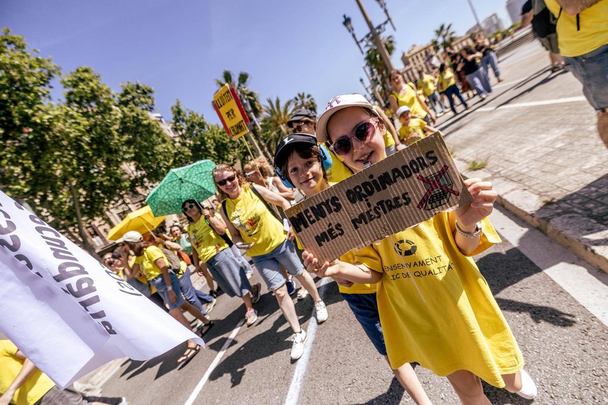 Dos niños muestran una pancarta durante la manifestación en Barcelona de la huelga general educativa del pasado 27 de mayo.