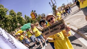 Dos niños muestran una pancarta durante la manifestación en Barcelona de la huelga general educativa del pasado 27 de mayo.