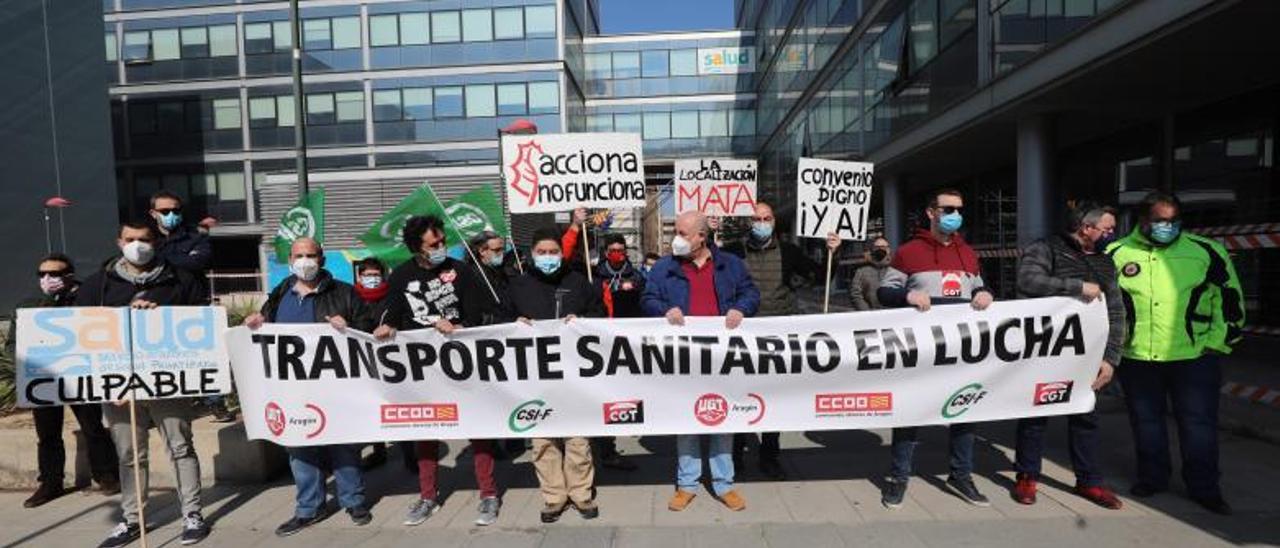 Una protesta de los sindicatos del sector del transporte sanitario, en marzo de 2021, ante las puertas del Salud.