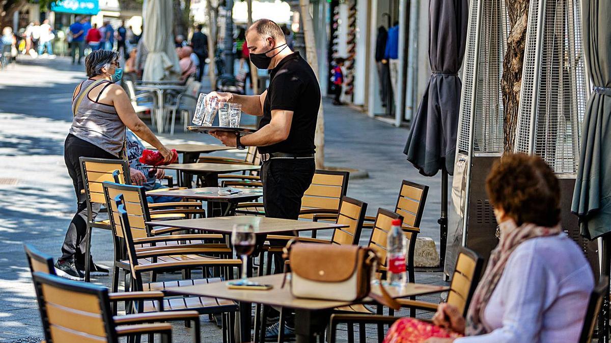 Una de las terrazas de Benidorm, con distancia entre mesas por el coronavirus.