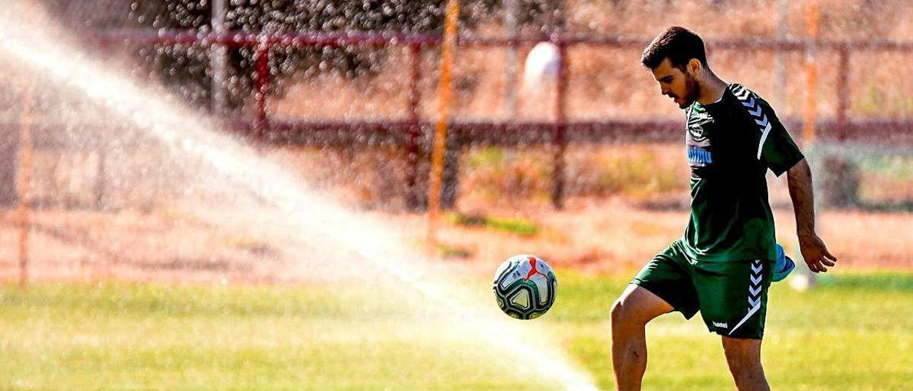 Víctor Rodríguez, entrenando esta semana en el polideportivo de Altabix rodeado de chorros de agua de los aspersores.