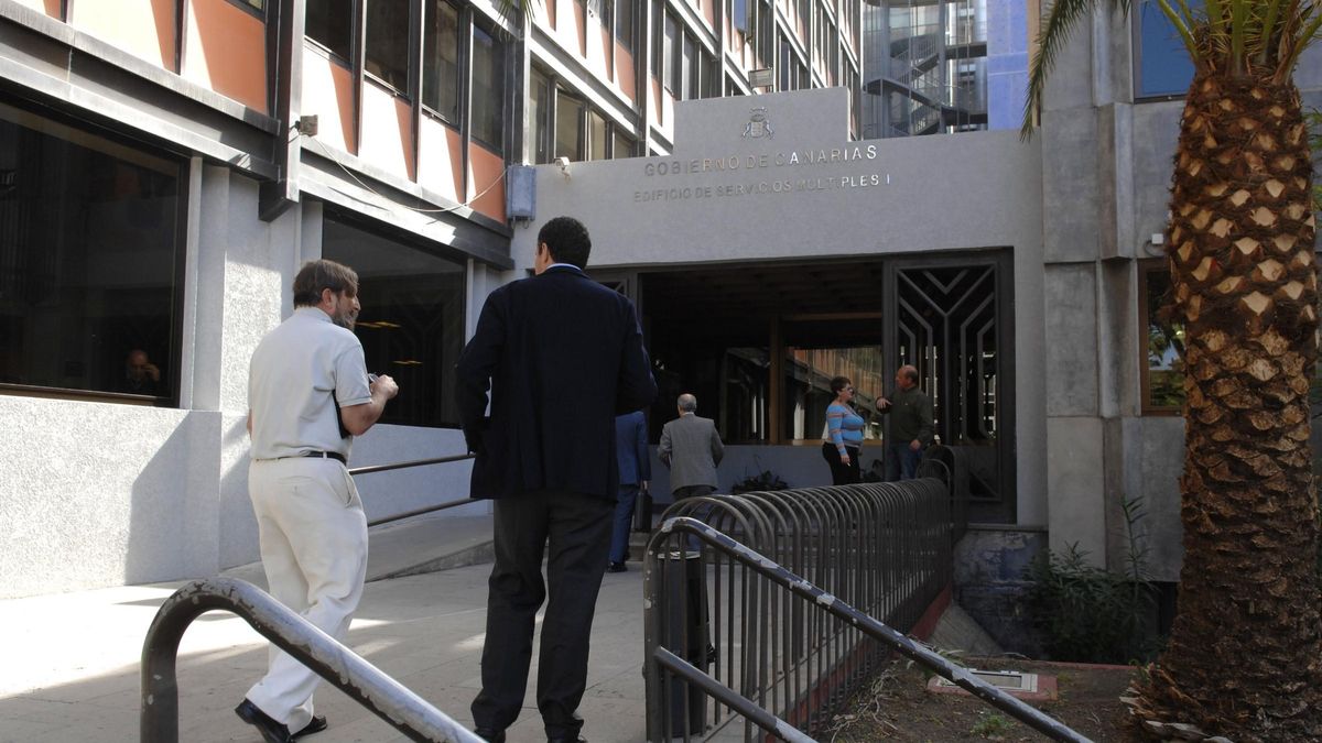 Varios funcionarios entran al Edificio de Servicios Múltiples I en la capital grancanaria.