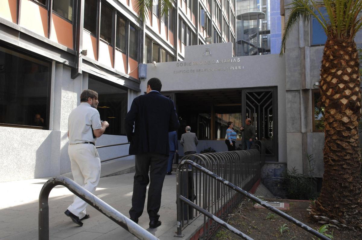 Varios funcionarios entran al Edificio de Servicios Múltiples I en la capital grancanaria.