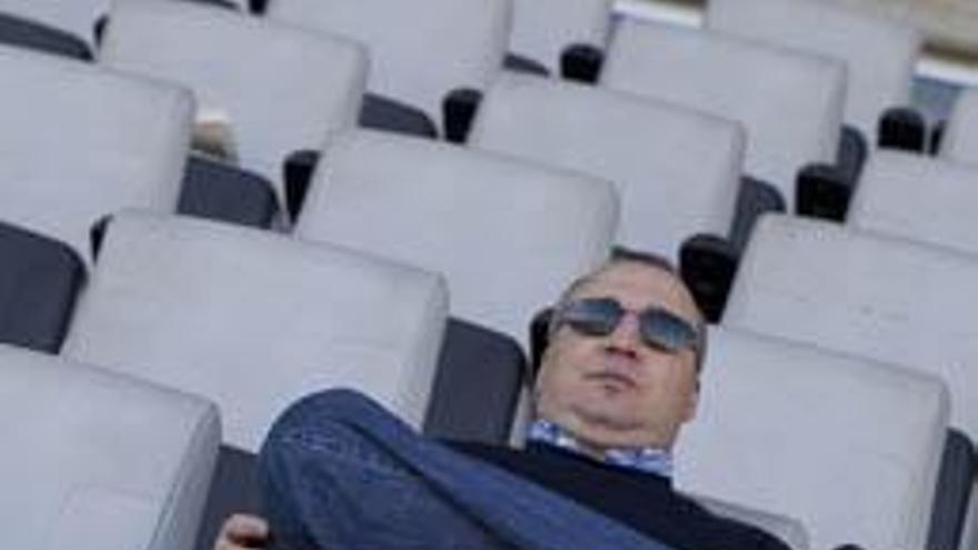 Miguel Ángel Ramírez posa para la entrevista ayer en el palco del Estadio de Gran Canaria, tras presenciar el partido del filial. i JOSÉ CARLOS GUERRA