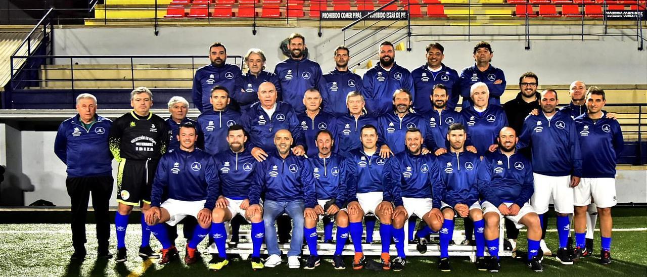 Imagen de grupo de la selección de veteranos de fútbol de Ibiza.