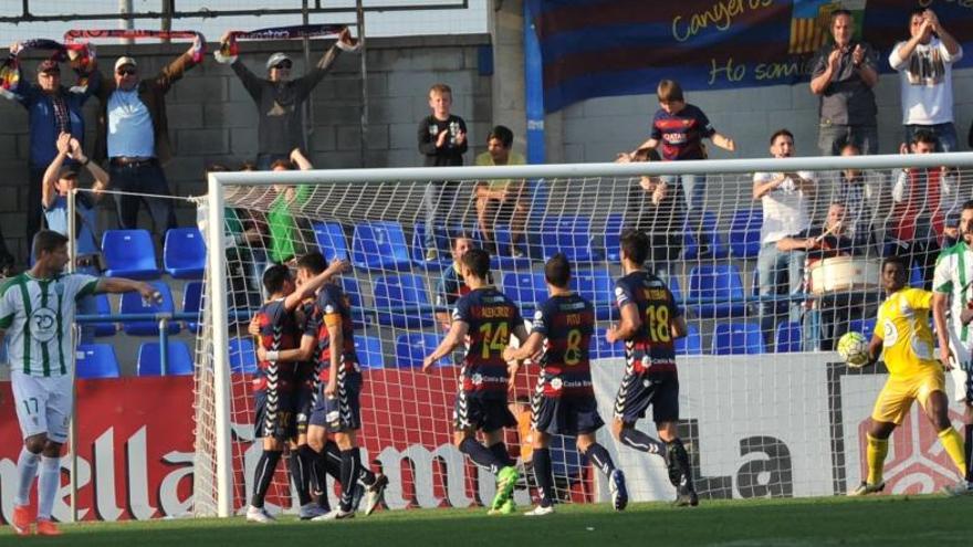 Els jugadors del Llagostera celebrant el gol