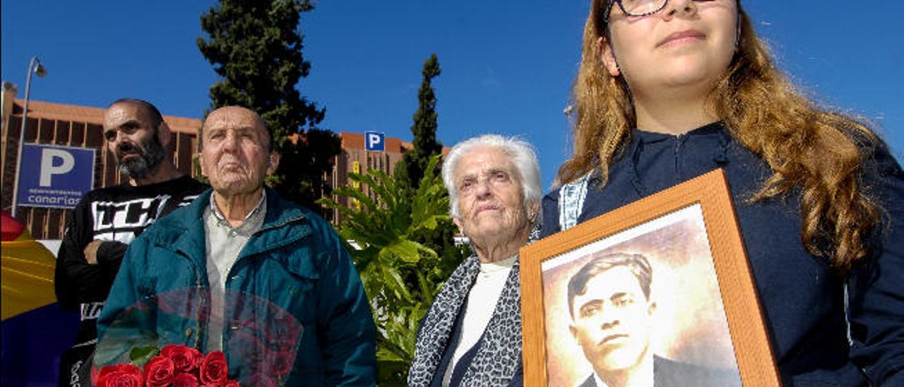 Familiares de Francisco González Santana, uno de los cinco fusilados de San Lorenzo, ayer.