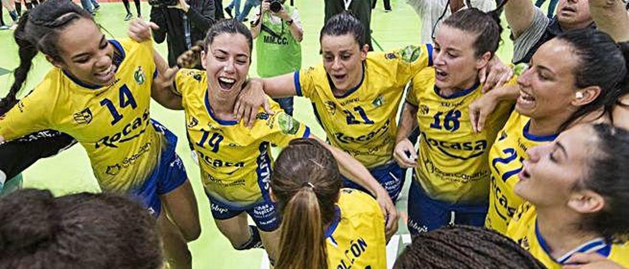 Las jugadoras celebran la conquista de la Liga Guerreras Ibrerdrola, ayer, en el Pabellón Juan Carlos Hernández.