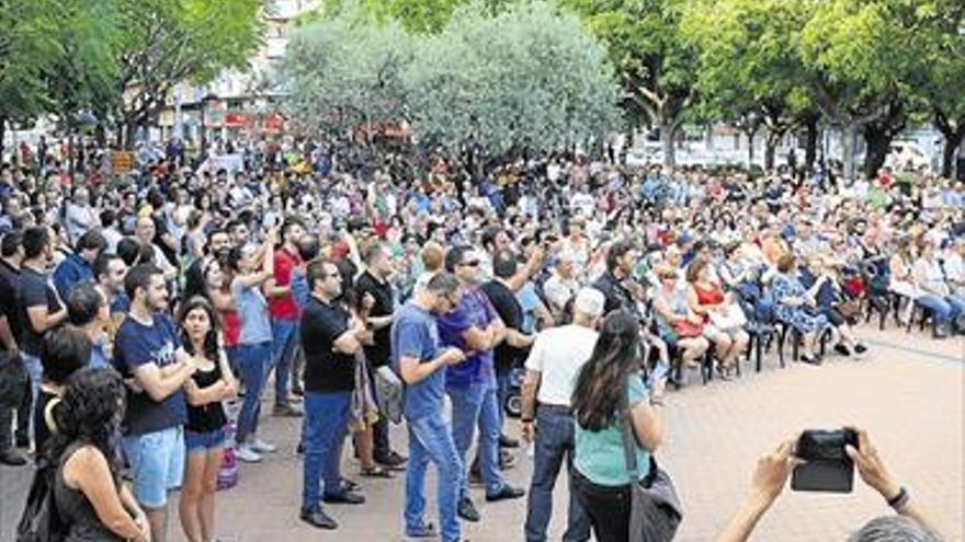 Oltra se topa con los protaurinos durante el mitin en la Vall d’Uixó