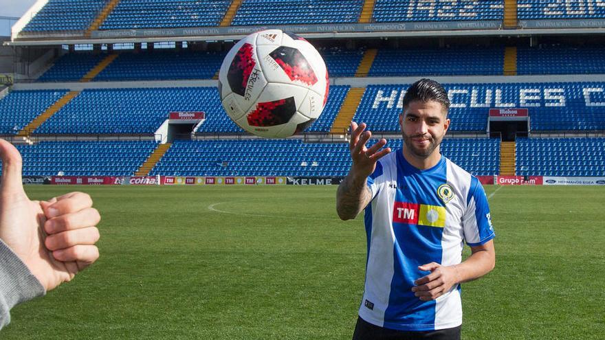 Jona, en su presentación con el Hércules con la camiseta Kelme.