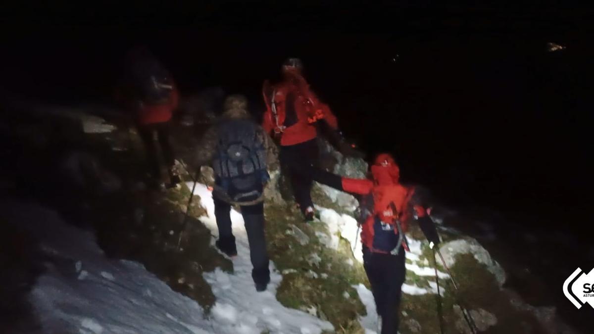 VIDEO: Rescatan a una pareja de 55 y 67 que se perdió en una ruta de montaña en Quirós