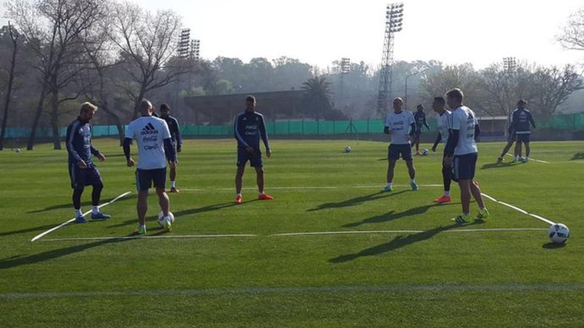 Messi participó en el rondo junto a sus compañeros