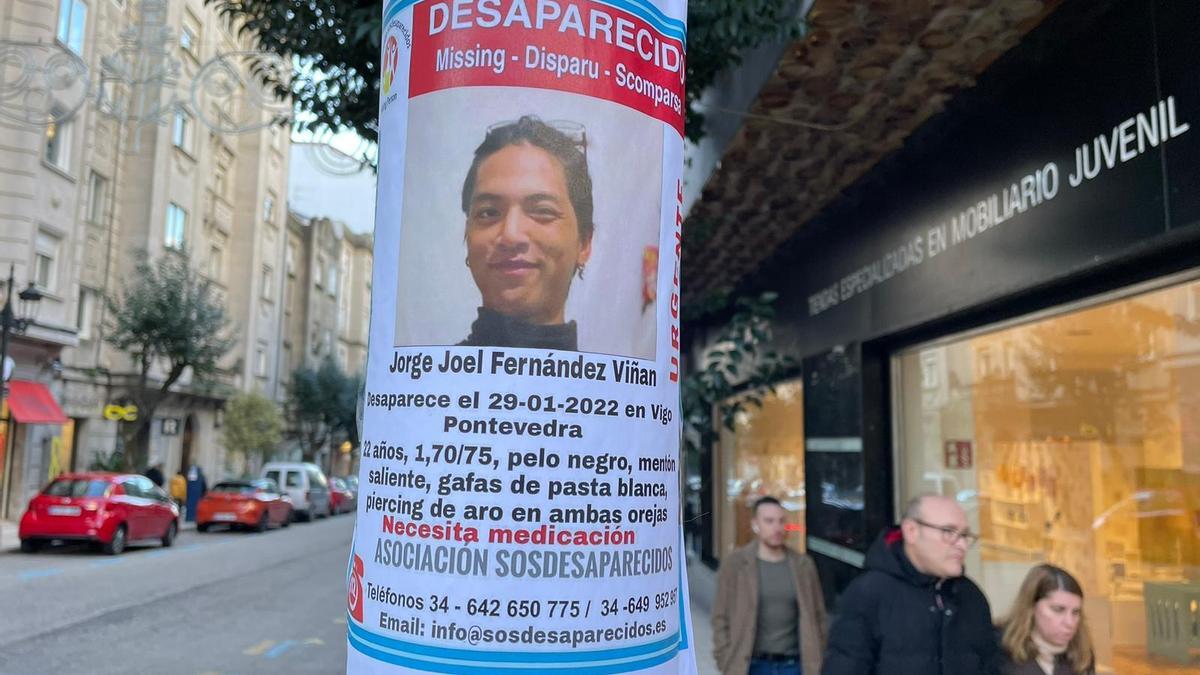 Un cartel en la calle Ecuador recuerda la desaparición de Jorge Joel.