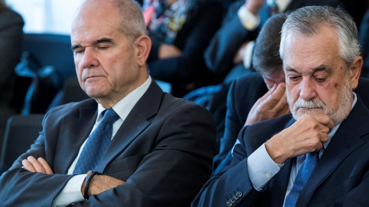 Archivo - Los expresidentes andaluces Manuel Chaves (i) y José Antonio Griñán (d).