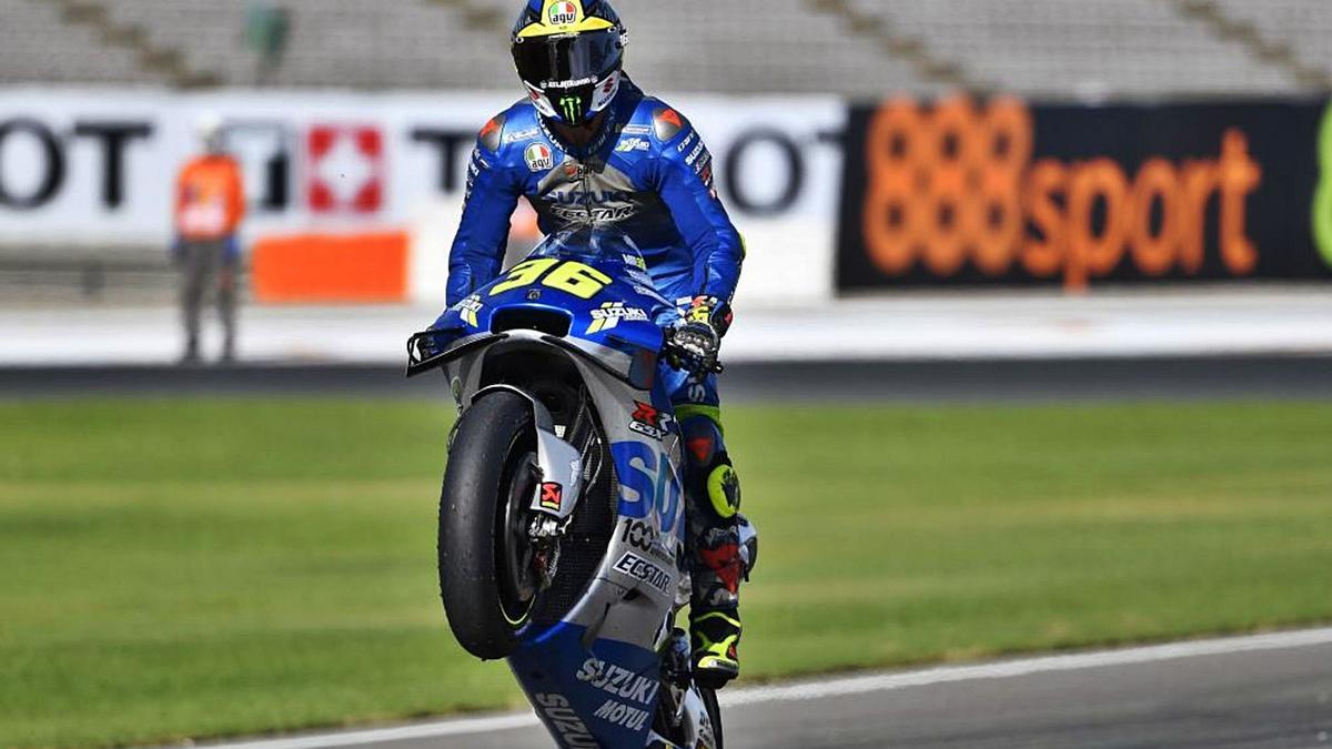 Mir celebra sobre su moto la victoria en el Gran Premio de Europa.