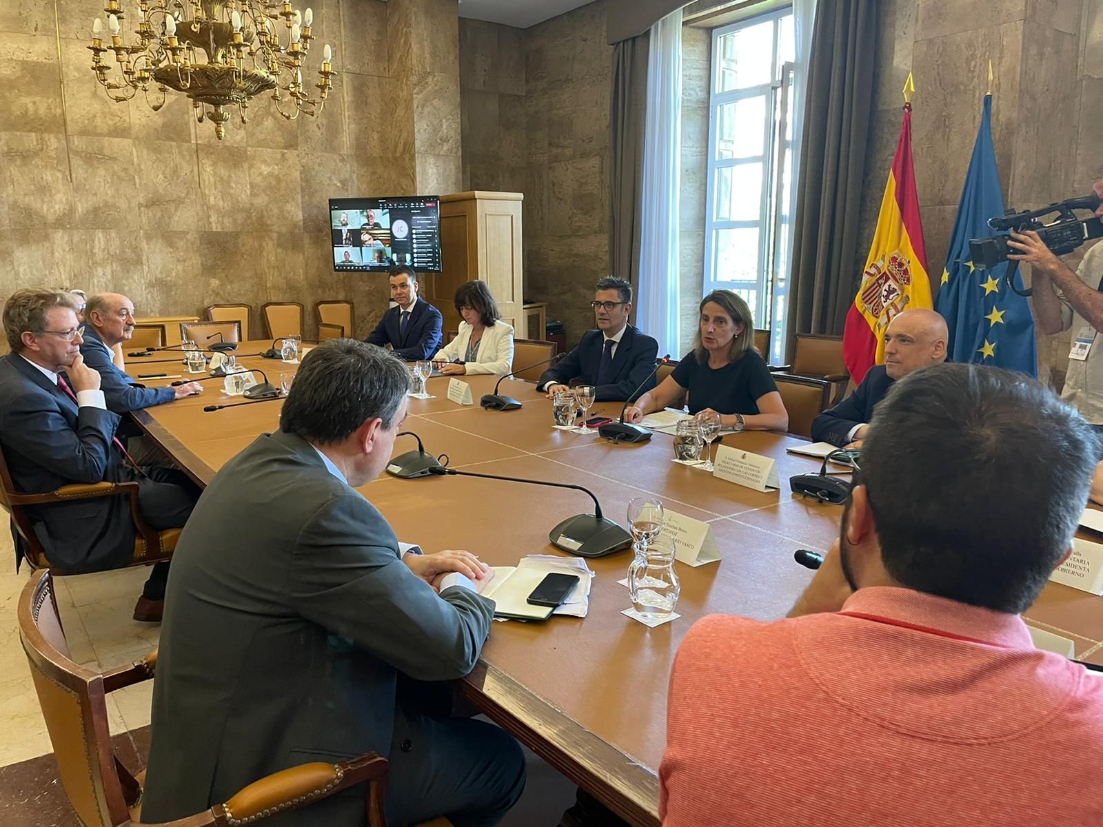 Teresa Ribera y Félix Bolaños con los representantes de los grupos parlamentarios.