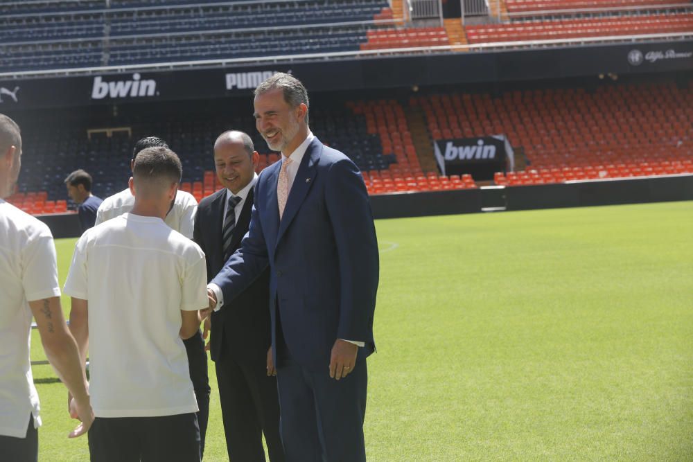 El rey Felipe VI felicita a la plantilla del Valencia CF por conseguir la Copa