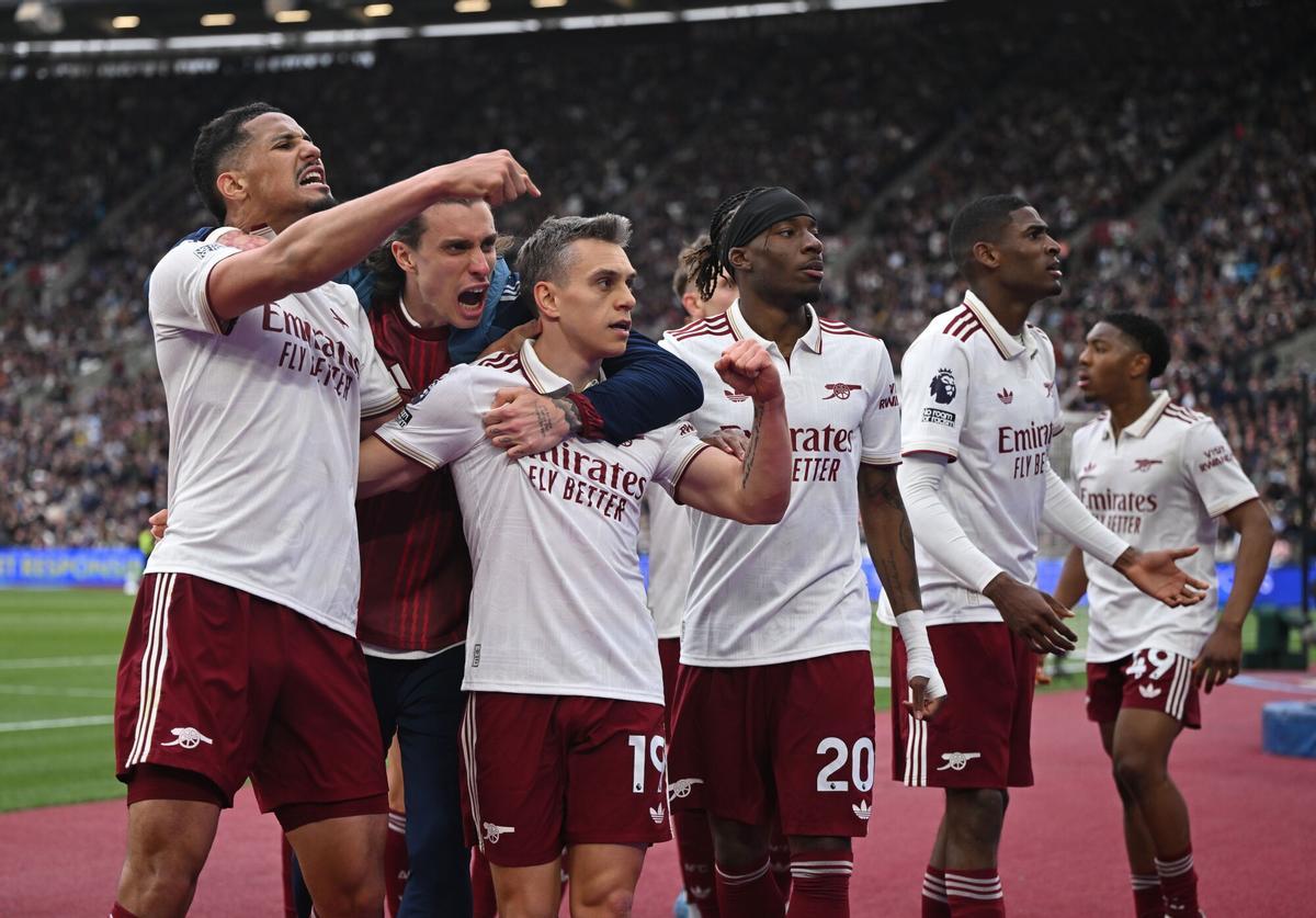 LONDON (United Kingdom), 10/05/2026.- Arsenal's Leandro Trossard (3-L) celebrates scoring the 0-1 goal during the English Premier League match West Ham United against Arsenal FC, in London, Britain, 10 May 2026. (Reino Unido, Londres) EFE/EPA/DANIEL HAMBURY EDITORIAL USE ONLY. No use with unauthorized audio, video, data, fixture lists, club/league logos, 'live' services or NFTs. Online in-match use limited to 120 images, no video emulation. No use in betting, games or single club/league/player publications. EDITORIAL USE ONLY. No use with unauthorized audio, video, data, fixture lists, club/league logos, 'live' services or NFTs. Online in-match use limited to 120 images, no video emulation. No use in betting, games or single club/league/player publications
