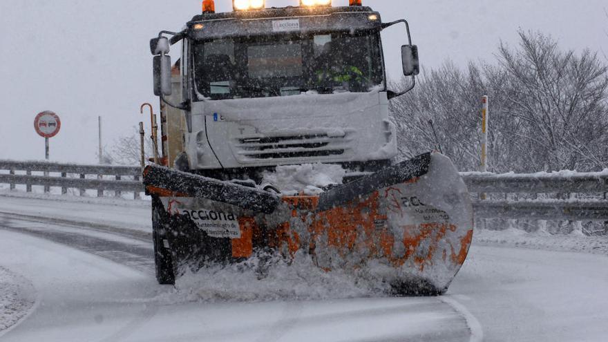 Asturias y Galicia se preparan para las nevadas con 217 máquinas quitanieves