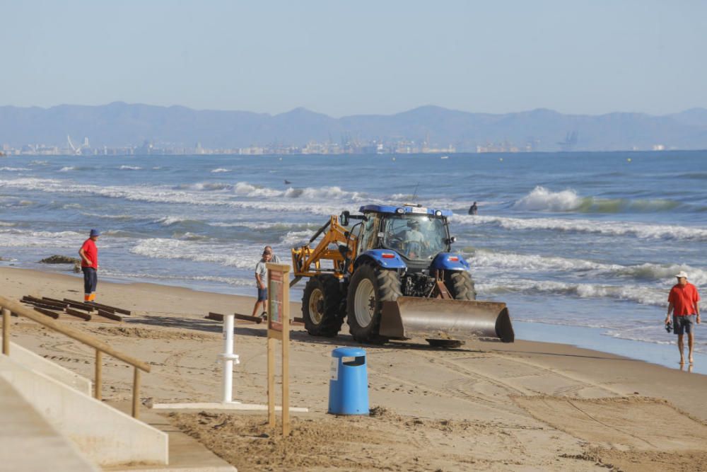 La tormenta destroza y engulle las playas de Valencia