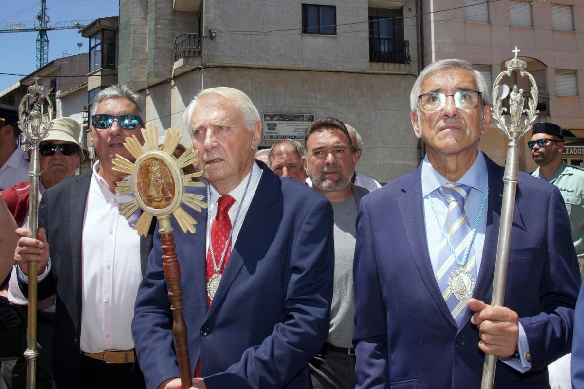 Jesús Lorenzo, en el centro, con otros hermanos de la cofradía durante una fiesta anterior
