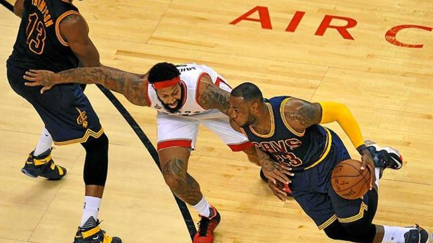 LeBron James intenta superar la defensa del local James Johnson