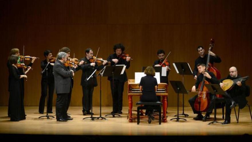 Los músicos de la orquesta de cámara Europa Galante, el pasado viernes en el Teatro Pérez Galdós. | la provincia / dlp