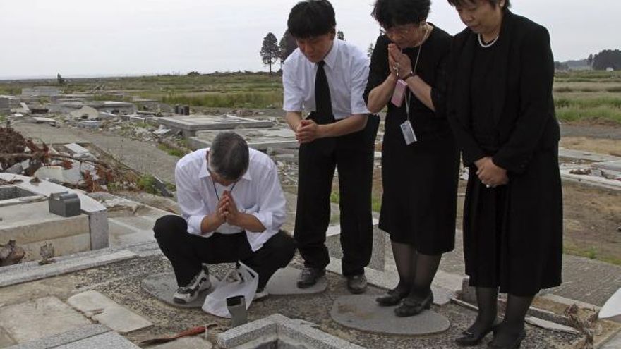 Familiares de las víctimas del terremoto y posterior tsunami en Japón.