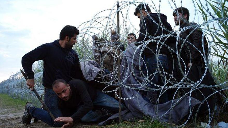 Hungría comienza a expulsar a los refugiados a &quot;tierra de nadie&quot;