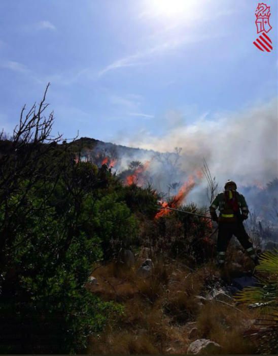 Los bomberos trabajando en la zona