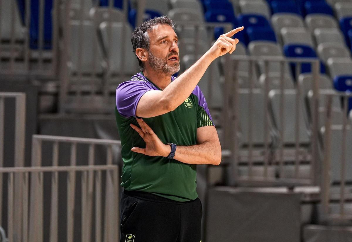 Ibon Navarro dirigiendo un entrenamiento del Unicaja.