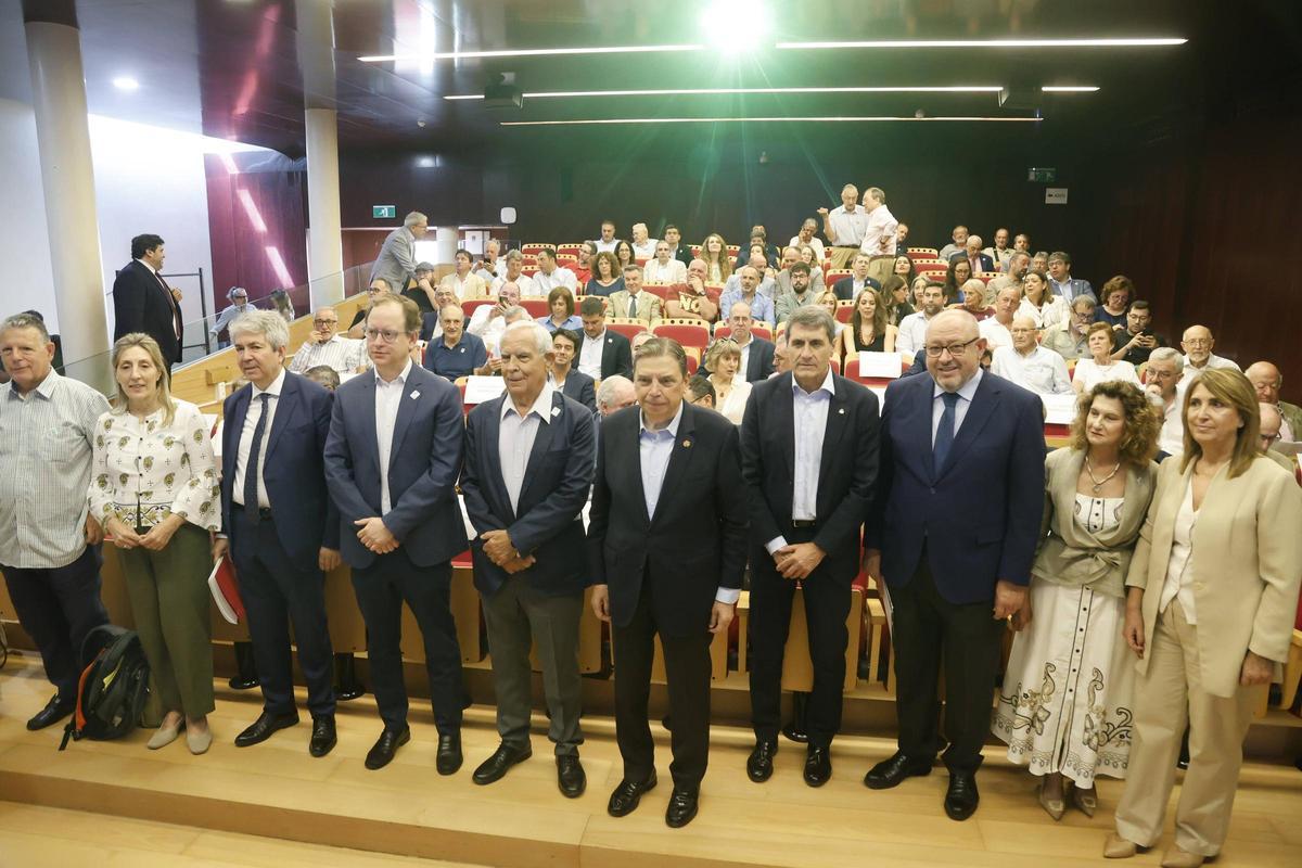 Planas, en el centro, junto con algunos de los participantes en el encuentro en Córdoba sobre agricultura de conservación.