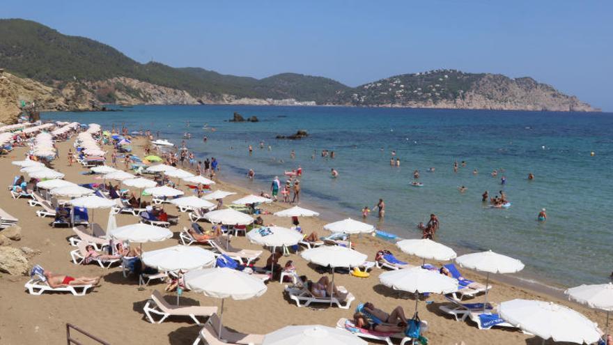 Ibiza tendrá ocho banderas azules este verano en sus playas, tres más que en 2016