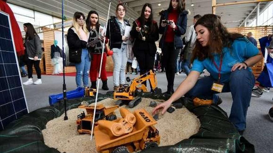 Carmen Pomar prueba el Fórmula Student de la UVigo. // G. Santos