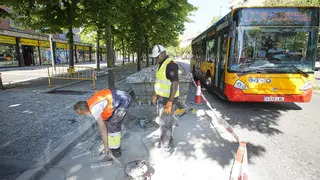 Tallaran un tram del passeig d'Olot de Girona durant una setmana per les obres del carril de bus ràpid