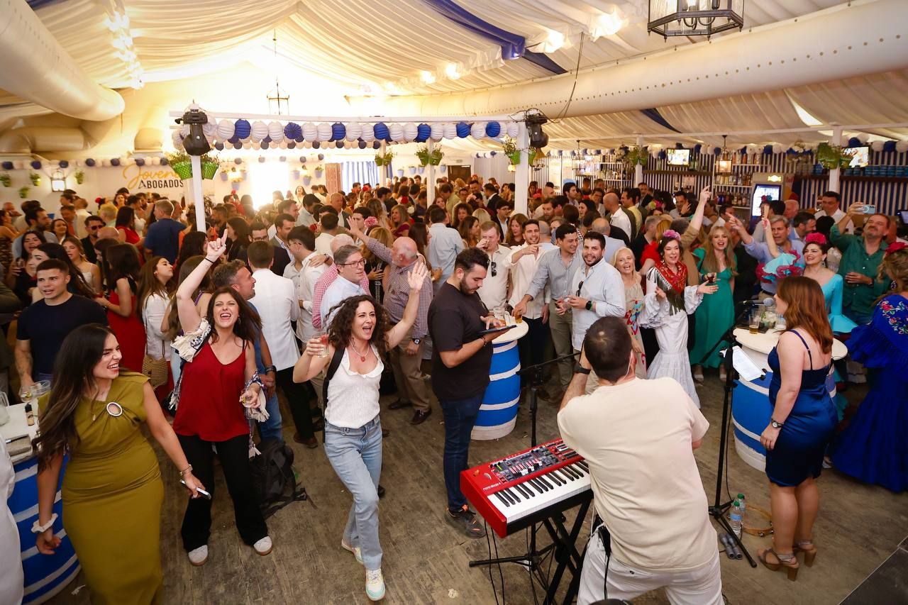 El tardeo se impone en las casetas de la Feria de Córdoba para disfrute de propios y extraños