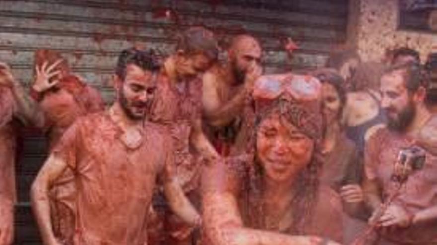 La Tomatina tiñe de rojo Buñol