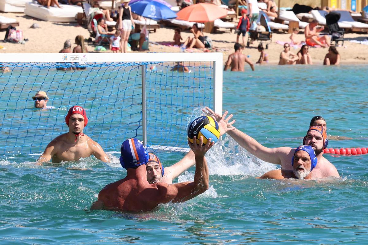 Imágenes de la jornada de fase de grupos del Beach Polo Sant Josep celebrado en Port des Torrent