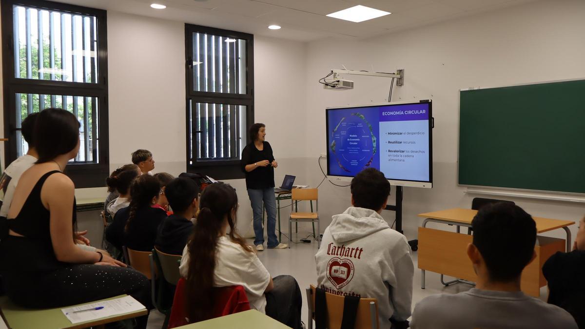 Alumnos del IES Isidor Macabich en las clases teóricas de residuos cero.