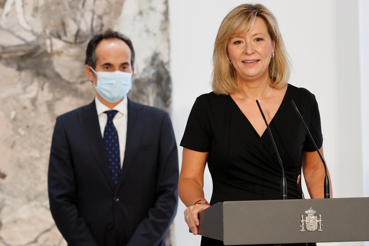 La nueva directora adjunta de Gabinete, Llanos Castellanos, junto al recién nombrado secretario de Estado de Comunicación, Francesc Vallès, este 28 de julio en su toma de posesión del cargo, en la Moncloa. 