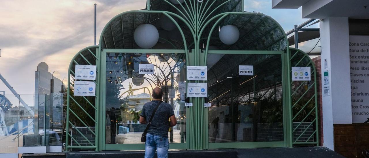 La Terraza Botánico, ubicada en el parque de ocio Holiday World, ayer con el precinto de cierre. | | JOSE CARLOS GUERRA