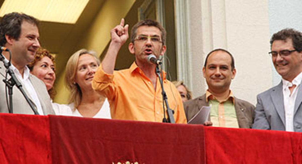 Queco Novell llegeix el pregó de les festes de Gràcia davant d’Hereu (esquerra). Queco Novell llegeix el pregó de les festes de Gràcia davant d’Hereu (esquerra).