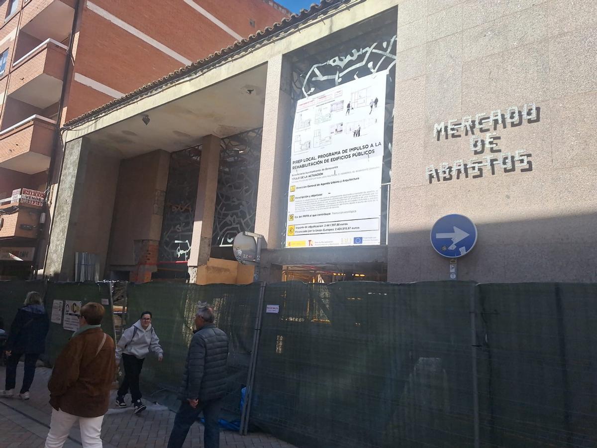 Las obras de conversión del mercado de abastos verán ampliado el plazo de finalización, incialmente previsto el 31 de marzo, hasta finales de junio.