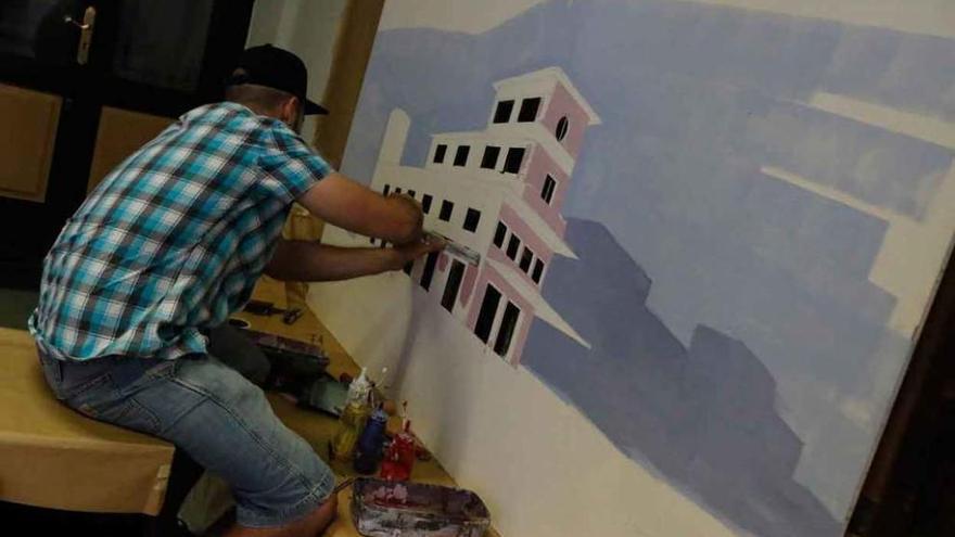 Alejandro Pérez Carbajal trabajando en su pintura.