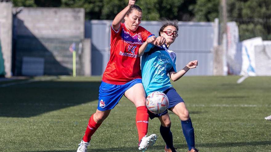 Vicky pelea por el esférico en un partido de temporada.  |  // I. OSORIO