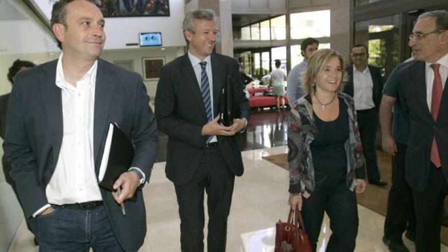 García, Rueda y Prado, antes de la reunión sobre los debates que mantuvieron ayer en la Crtvg. / xoán álvarez