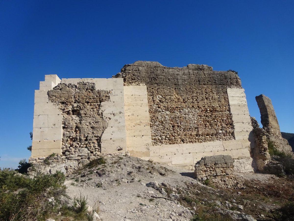 El castillo, tras las primeras intervenciones.