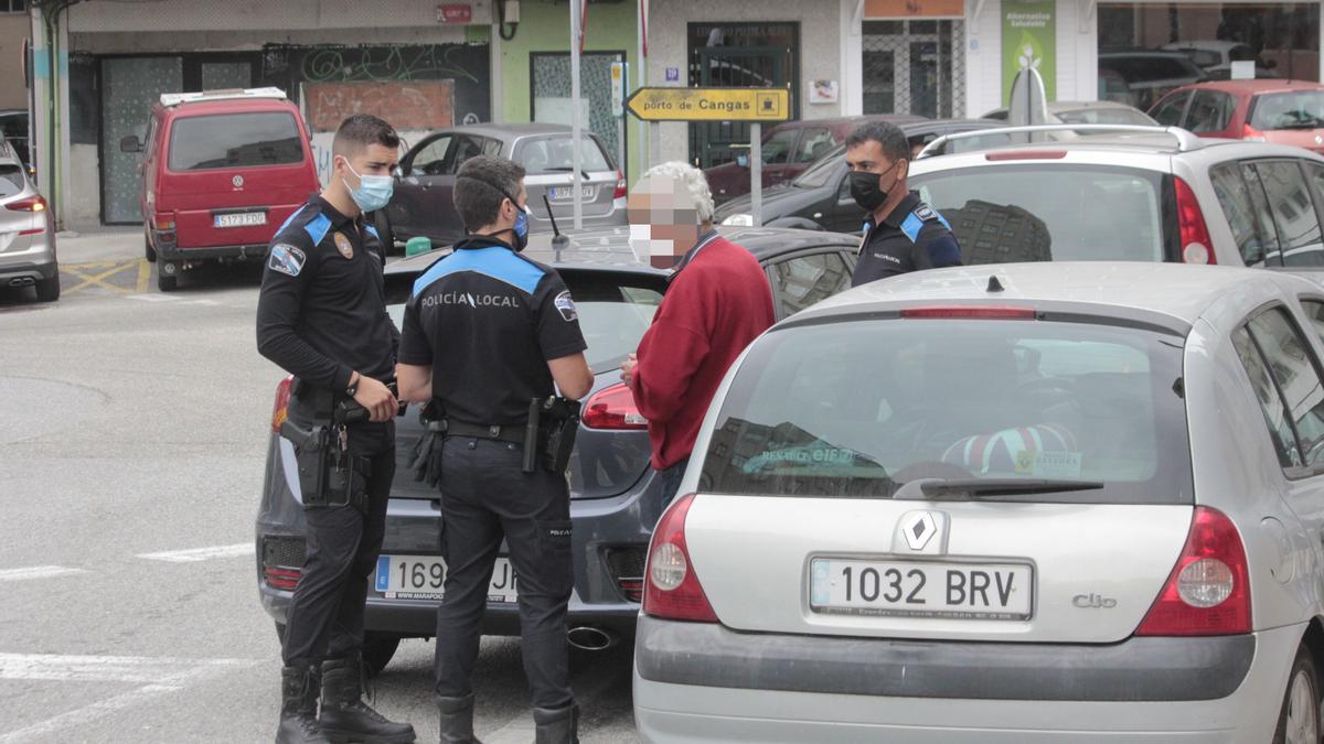 La Policía Local de Cangas en el lugar donde se produjo el accidente