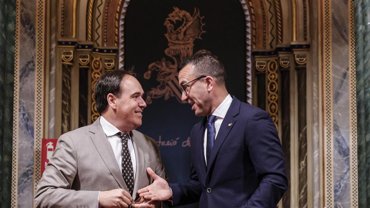 El president de la Generalitat valenciana, Juanfran Pérez Llorca, y el de la Diputación de Valencia, Vicent Mompó, durante la firma de un acto el 13 de mayo de 2026, en València.