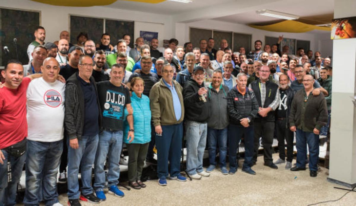 Fotografía de familia de fundadores y componentes de Diablos Locos durante sus 50 años, en un encuentro organizado ayer por Maxi Carvajal.